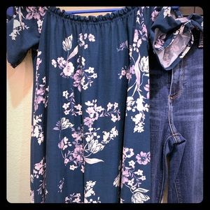 💐3/$10💐Blue off shoulder shirt, ties on sleeves